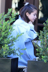 Selena Gomez Wearing Mom Jeans at Montage Hotel in Beverly Hills фото №960614