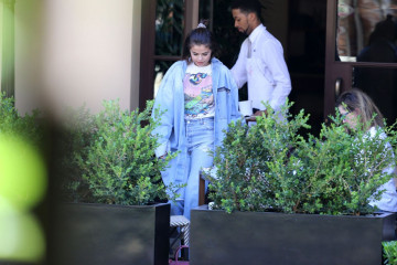 Selena Gomez Wearing Mom Jeans at Montage Hotel in Beverly Hills фото №960613