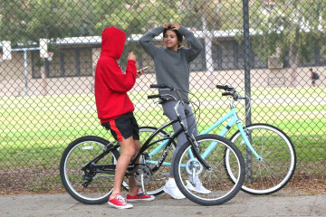 Selena Gomez With Justin Bieber – Bike Ride in LA  фото №1008812