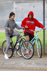 Selena Gomez With Justin Bieber – Bike Ride in LA  фото №1008809