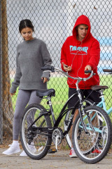 Selena Gomez With Justin Bieber – Bike Ride in LA  фото №1008808