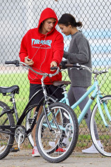 Selena Gomez With Justin Bieber – Bike Ride in LA  фото №1008810