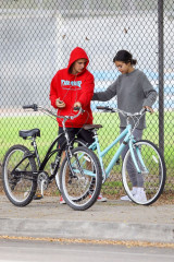 Selena Gomez With Justin Bieber – Bike Ride in LA  фото №1008811