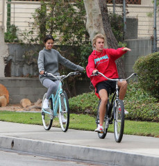 Selena Gomez With Justin Bieber – Bike Ride in LA  фото №1008804