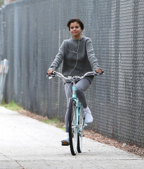 Selena Gomez With Justin Bieber – Bike Ride in LA  фото №1008803