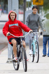 Selena Gomez With Justin Bieber – Bike Ride in LA  фото №1008805