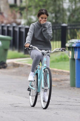 Selena Gomez With Justin Bieber – Bike Ride in LA  фото №1008806