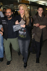   Shakira arrives at Sao Paulo Airport фото №927806