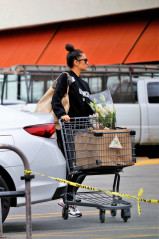 Shay Mitchell – Groceries Shopping in Los Angeles 03/16/2020 фото №1251287