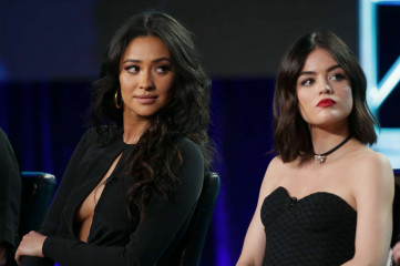 Shay Mitchell – ‘Pretty Little Liars’ Panel at TCA Winter Press Tour in Pasadena фото №932830