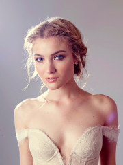 Skyler Samuels фото