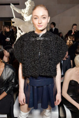 Sophie Turner Attends Louis Vuitton Show – Paris Fashion Week фото №945988