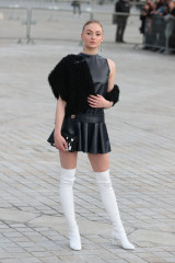 Sophie Turner Attends Louis Vuitton Show – Paris Fashion Week фото №945983