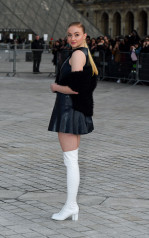 Sophie Turner Attends Louis Vuitton Show – Paris Fashion Week фото №945986