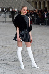 Sophie Turner Attends Louis Vuitton Show – Paris Fashion Week фото №945987