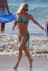 Fergie in Bikini on the beach in Maui фото №931984