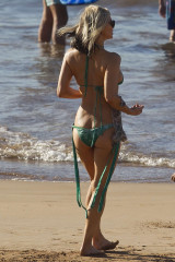 Fergie in Bikini on the beach in Maui фото №931985