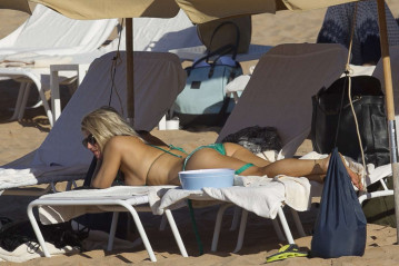 Fergie in Bikini on the beach in Maui фото №931983