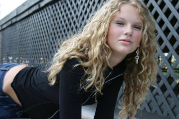 Taylor Swift - Andrew Orth Photoshoot in Avalon, New Jersey (2004) фото №1285473