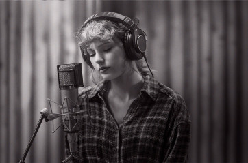 Taylor Swift - Studio Session on Dysney+ (2020) фото №1287363