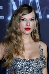 Taylor Swift at "Renaissance" premiere in London 11/30/23 фото №1381876
