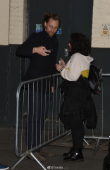 Tom Hiddleston - London 04/19/2019 фото №1161737