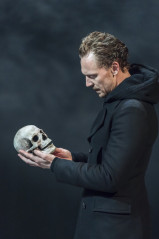 Tom Hiddleston - Hamlet 2017 Stills фото №992518