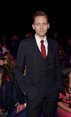 Tom Hiddleston - GUCCI WOMENS FASHION SHOW IN MILAN фото №979942