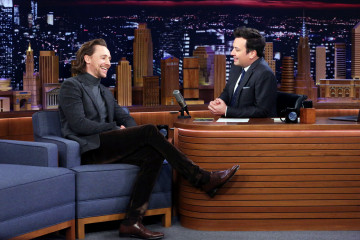 Tom Hiddleston - The Tonight Show Starring Jimmy Fallon in New York 11/25/2019 фото №1234243