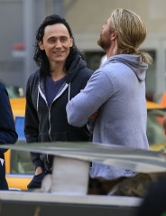 Tom Hiddleston - On The Set of Thor: Ragnarok (2017) фото №984876
