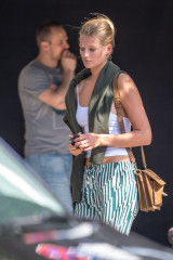 Toni Garrn - Out and About in Berlin  фото №995559