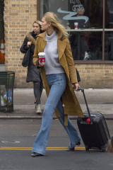 TONI GARRN in Jeans Out in New York 12/12/2017  фото №1030567
