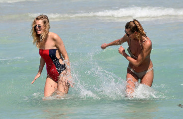 Toni Garrn in Swimsuit on the beach in Miami фото №1058849