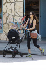 Troian Bellisario with her daughter in Los Angeles фото №1114827