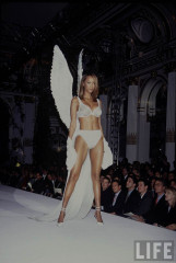 Tyra Banks – Runway – Victoria’s Secret Fashion Show 1998   фото №1281661