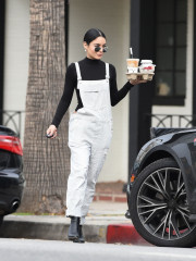Vanessa Hudgens Cute Outfit – Geting Coffee in LA фото №931859