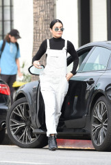 Vanessa Hudgens Cute Outfit – Geting Coffee in LA фото №931857