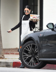 Vanessa Hudgens Cute Outfit – Geting Coffee in LA фото №931858