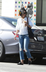 Vanessa Hudgens on Her Way to Get Coffee in Los Angeles 04/27/2017 фото №959920
