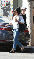 Vanessa Hudgens on Her Way to Get Coffee in Los Angeles 04/27/2017 фото №959921
