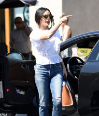 Vanessa Hudgens – Shopping on Melrose Place in LA  фото №947884