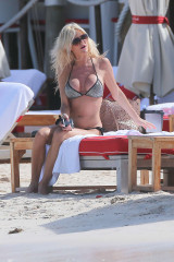   Victoria Silvstedt in Bikini on the Beach in Saint Barthelemy фото №930854