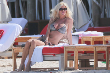   Victoria Silvstedt in Bikini on the Beach in Saint Barthelemy фото №930856