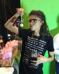 Zendaya – Social Media Pics фото №1001075