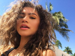 Zendaya – Social Media Pics фото №1001076