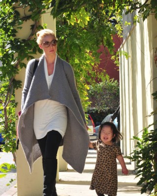 Фото 11970 к новости Кэтрин Хайгл с дочкой по пути в библиотеку