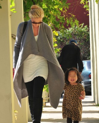 Фото 11971 к новости Кэтрин Хайгл с дочкой по пути в библиотеку