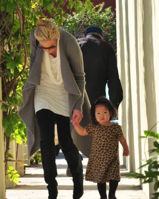 Фото 11973 к новости Кэтрин Хайгл с дочкой по пути в библиотеку