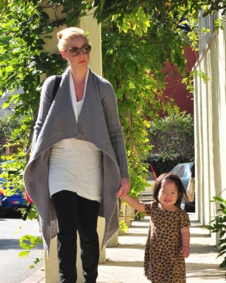 Фото 11974 к новости Кэтрин Хайгл с дочкой по пути в библиотеку