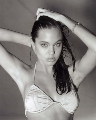 Фото 7366 к новости Ранние снимки Анджелины Джоли будут проданы с аукциона